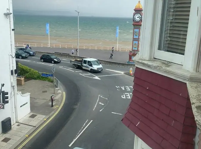 Amazing Sea Views ,Brilliant Location Apartment